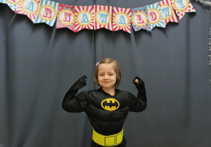 Dziewczynka w przebraniu Batmana