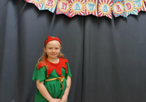 Dziewczynka w przebraniu Elfa