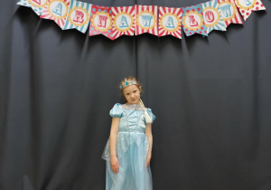 Dziewczynka w przebraniu Elzy z Krainy Lodu