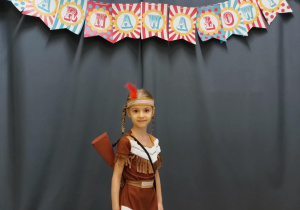 Dziewczynka w przebraniu Indianki