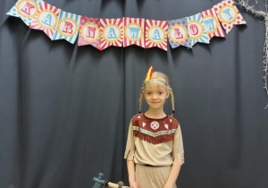 Dziewczynka w przebraniu Indianki