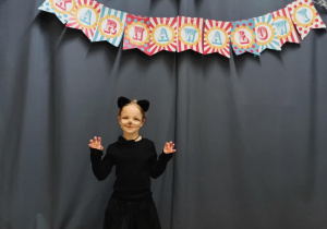 Dziewczynka w przebraniu Kota