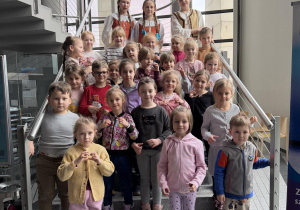 Dzieci pozują do zdjęcia z uczniami Szkoły Baletowej