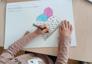 Rysunek dziecka przedstawiający wyobrażenie świata głoski i litery wokół dźwięku "e" - "Eeekstra!" - Czym "e" się uradowało?