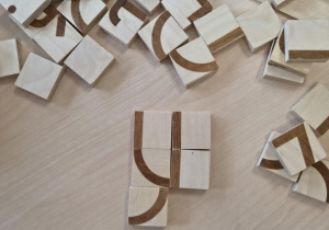 Ułożona z klocków mała litera pisana "y"