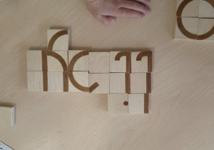 Ułożony z klocków wyraz "lisy"