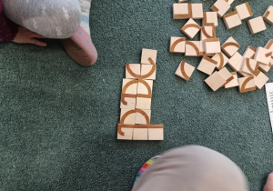 Ułożony z klocków wyraz "sad"