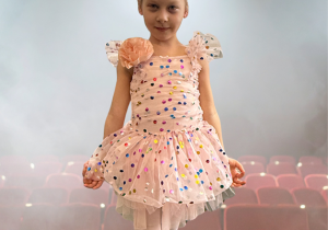 dziecko w stroju karnawałowym na sztucznie generowanym tle