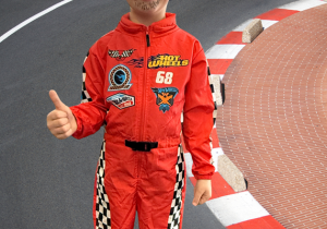 dziecko w stroju karnawałowym na sztucznie generowanym tle