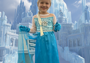 dziecko w stroju karnawałowym na sztucznie generowanym tle