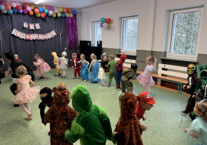 dzieci podczas balu karnawałowego