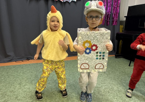 dzieci podczas balu karnawałowego