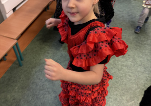 dzieci podczas balu karnawałowego