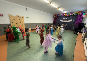 dzieci podczas balu karnawałowego