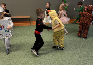 dzieci podczas balu karnawałowego