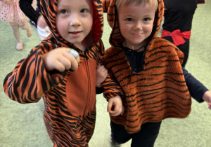 dzieci podczas balu karnawałowego