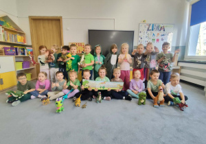 Zdjęcie grupowe dzieci w sali podczas dnia dinozaura