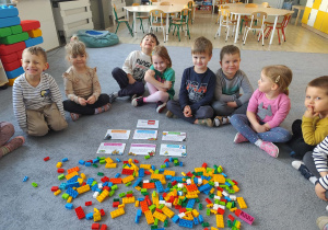 Dzieci na dywanie przygotowujące się do dnia lego