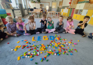 Dzieci podczas układania napisu z klocków Lego
