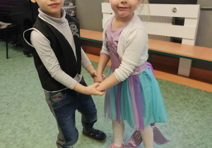 Chłopiec z dziewczynką podczas tańca na sali gimnastycznej