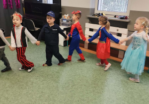 Dzieci podczas zabaw tanecznych na sali gimnastycznej z okazji balu karnawałowego