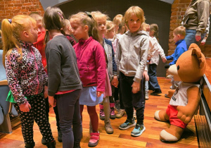 Dzieci stoją obok postaci Misia Uszatka