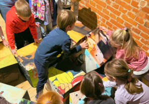 Dzieci układaja ogromne puzzle