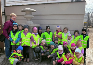 dzieci pozują do zdjęcia grupowego