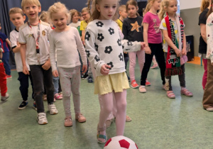 Dziewczynika strzelająca gola do bramki