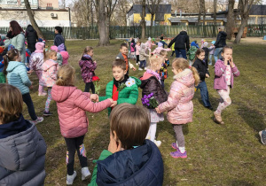 Dzieci podczas zabawy do piosenki "Wiosna dookoła"