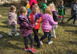 Dzieci podczas zabawy do piosenki "Wiosna dookoła"