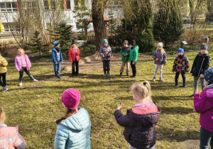 Dzieci podczas zabawy w kole