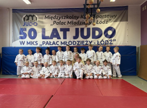 Dzieci w strojach do judo