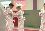 dzieci podczas zajęć judo