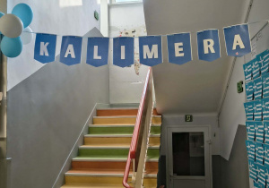 Napis Kalimera w holu przedszkola