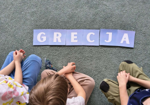 Ułożony przez dzieci napis Grecja