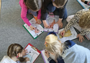 Dzieci kolorują obrazki z kapibarą
