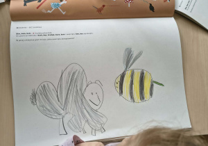 Rysunek dziecka przedstawiający wyobrażenie świata głoski i litery wokół dźwięku "b" - Zwierzęta zaproszone do gry w orkiestrze: baran "bee", pszczoła "bzz"