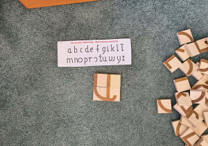 Ułożona z klocków mała litera pisana u