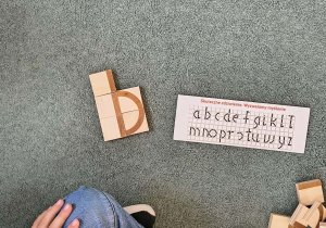 Ułożona z klocków mała litera pisana b