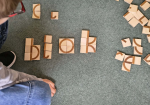 Ułożony z klocków wyraz "blok"
