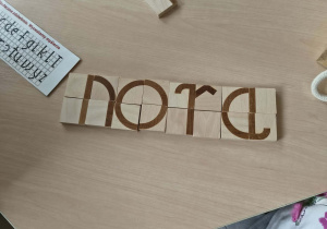 Ułożony z klocków wyraz "nora"