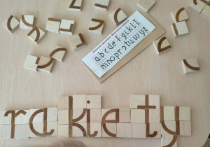 Ułożony z klocków wyraz "rakiety"