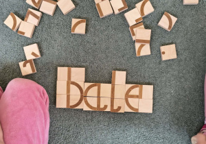 Ułożony z klocków wyraz "bale"