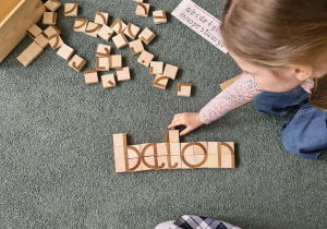 Ułożony z klocków wyraz "balon"