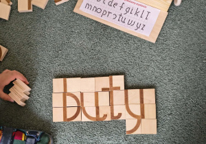 Ułożony z klocków wyraz "buty"