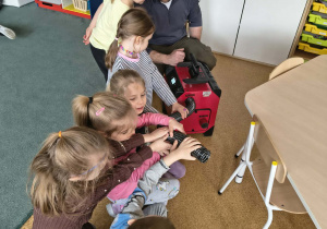 Dzieci trzymają rurę osuszacza