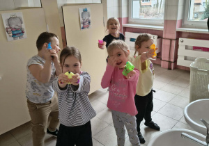 Dzieci z psikawkami na wodę