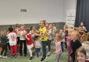Dzieci cieszą się ze spotkania z piłkarzami