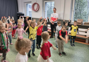Dzieci podczas wspólnej rozgrzewki z piłkarzami